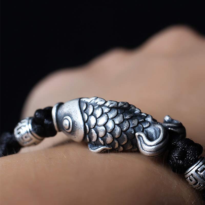 Bransoletka z plecionego sznurka z Buddha Stones w kolorze srebrnym i rybą Koi - Image 3