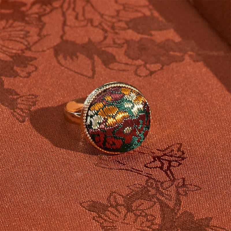 Buddha Stones Elegancki okrągły haftowany pierścień Song Brocade