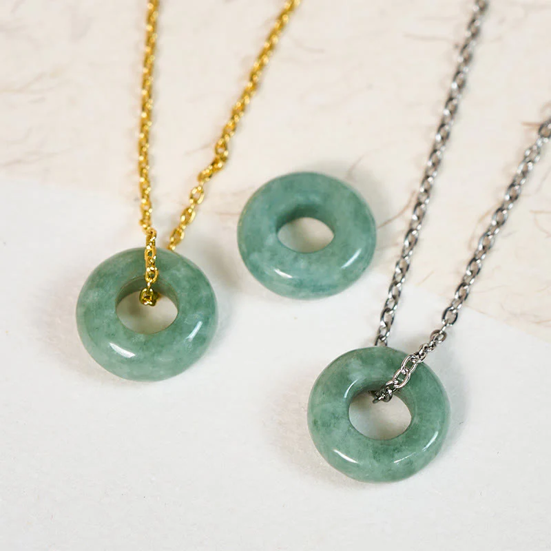 Buddha Stones Naszyjnik z klamrą pokoju i zielonym jadeitem, wisiorkiem szczęścia Abacus