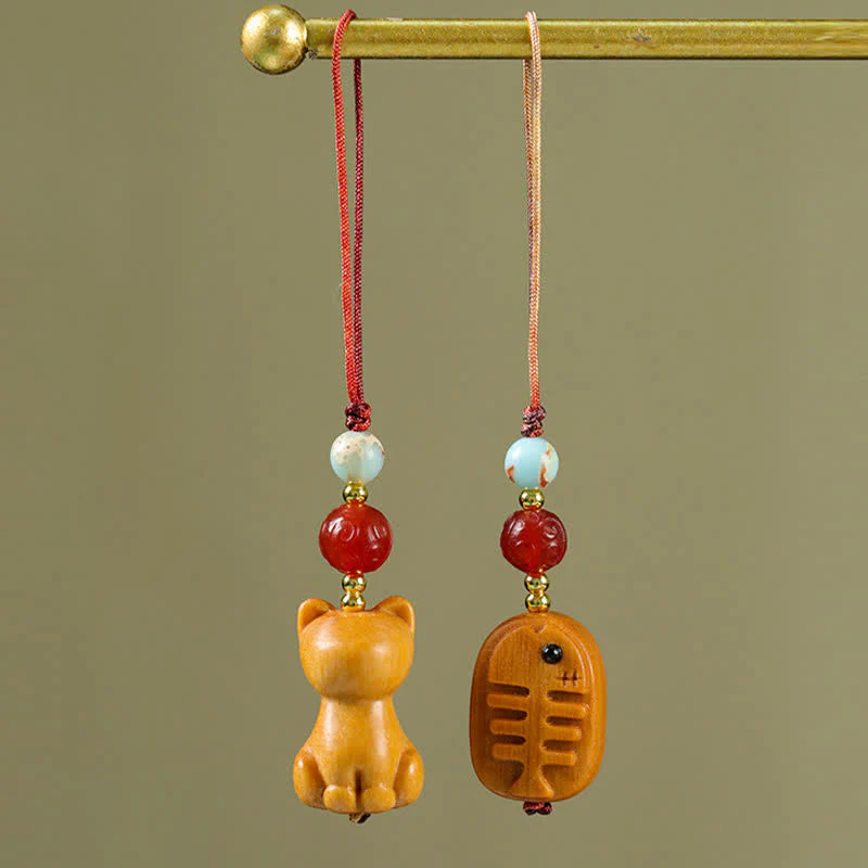 Buddha Stones Ręcznie rzeźbione breloki do kluczy z motywem ryby sandałowej