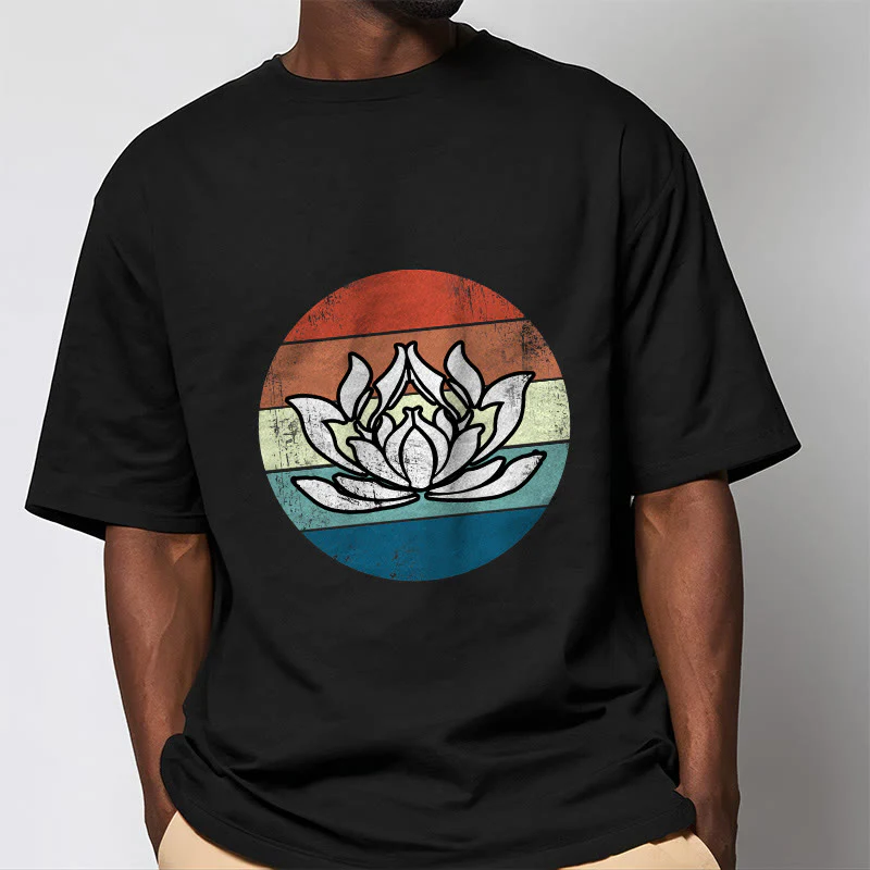 Koszulka z nadrukiem Buddha Stones Kwitnący Lotos Kolorowy Pasiasty Wzór Bawełniany T-shirt - Image 3